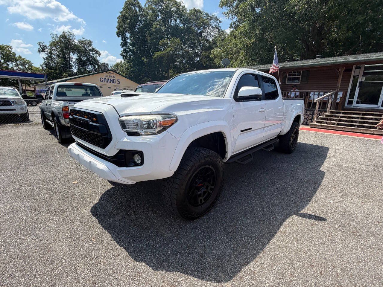 Used 2017 Toyota Tacoma TRD Sport w/ Premium & Technology Package AWD/4WD image 1