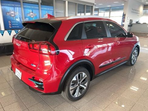 Used 2022 Kia Niro EX image 4