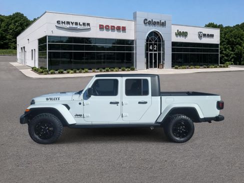 Used 2022 Jeep Gladiator Sport AWD/4WD image 3