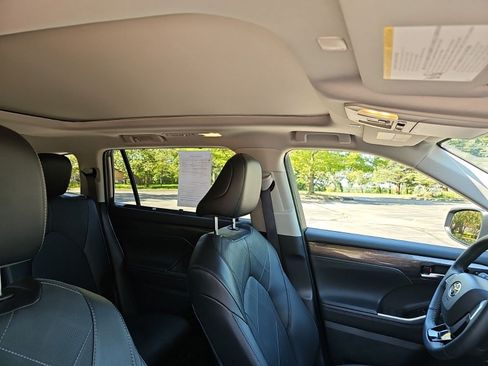 Used 2025 Toyota Highlander Platinum AWD/4WD image 13
