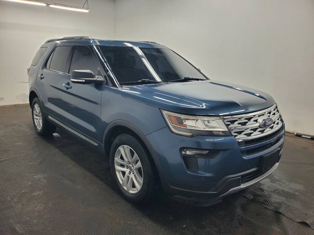 Used 2019 Ford Explorer XLT w/ Equipment Group 202A AWD/4WD image 3