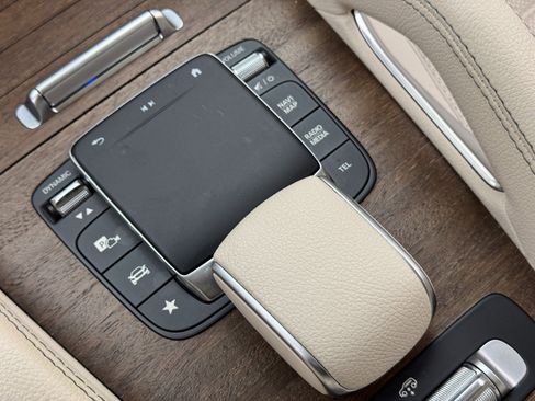 Used 2021 Mercedes-Benz GLS 580 4MATIC image 36