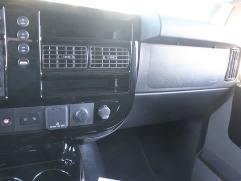 Used 2020 GMC Savana 2500 w/ Enhanced Convenience Package image 23