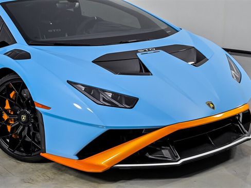 Used 2022 Lamborghini Huracan STO RWD image 3