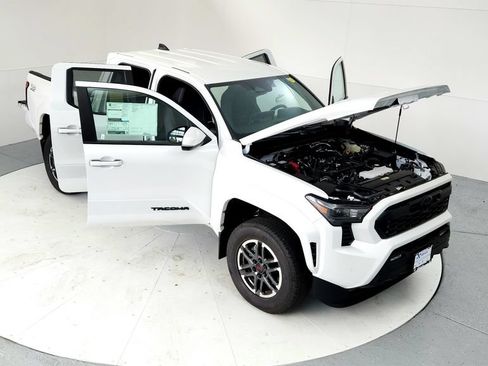 Used 2024 Toyota Tacoma TRD Sport w/ TRD Sport Upgrade Package AWD/4WD image 17