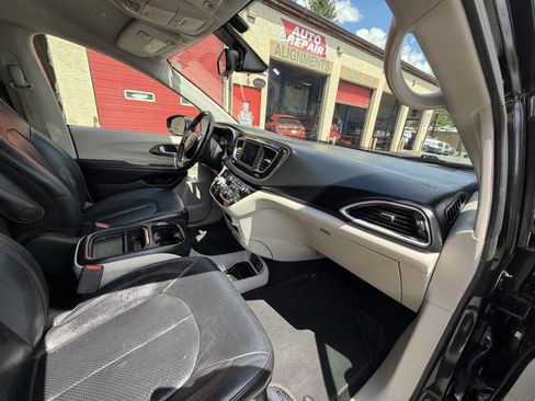 Used 2018 Chrysler Pacifica Touring-L FWD image 36