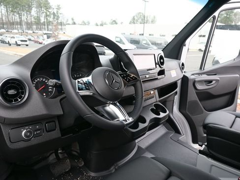 Used 2025 Mercedes-Benz Sprinter 2500 image 6