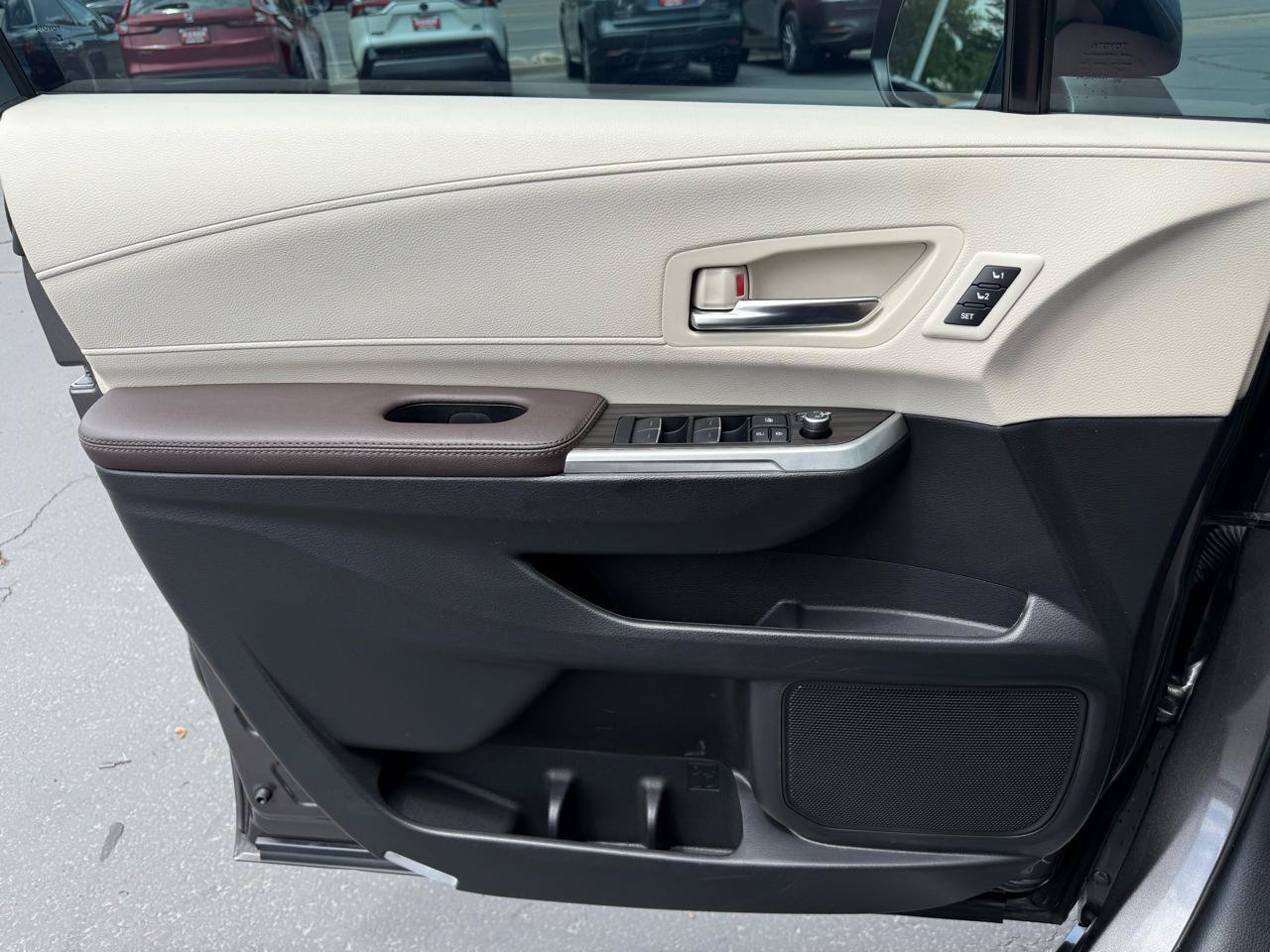 Used 2024 Toyota Sienna Platinum AWD/4WD image 9