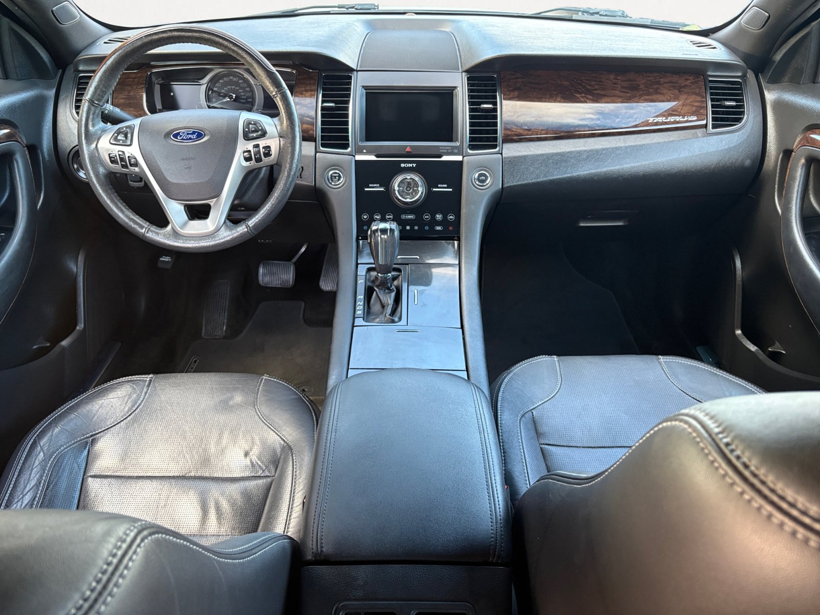 Used 2018 Ford Taurus Limited FWD image 3