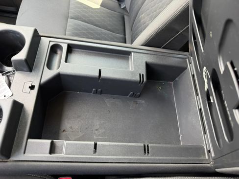 Used 2017 Nissan Titan SV RWD image 17