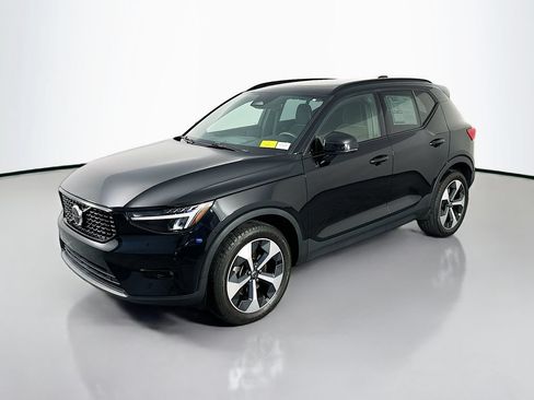 Used 2023 Volvo XC40 B5 Plus AWD/4WD image 3
