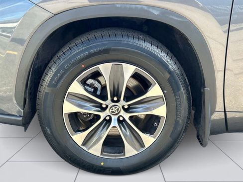 Used 2022 Toyota Highlander XLE image 9