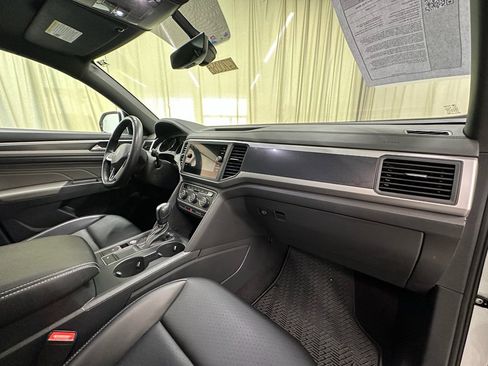 Used 2021 Volkswagen Atlas Cross Sport SE image 17