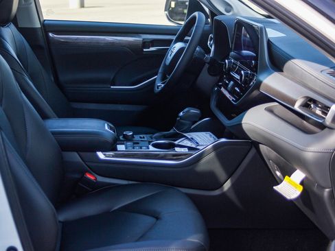 New 2026 Toyota Highlander Limited image 16