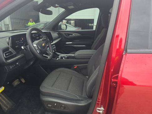 Used 2025 Chevrolet Traverse LT w/ Driver Confidence Package image 8