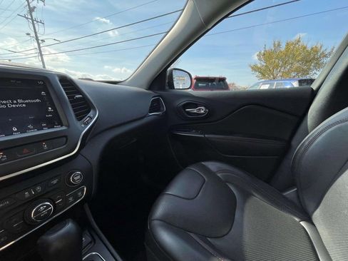 Used 2019 Jeep Cherokee Trailhawk image 30