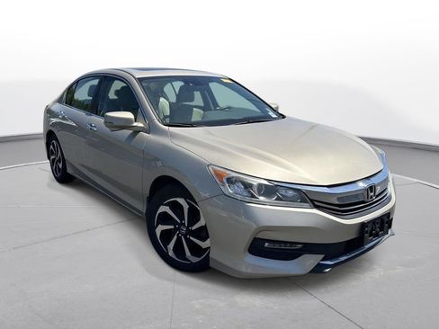 Used 2017 Honda Accord EX image 4