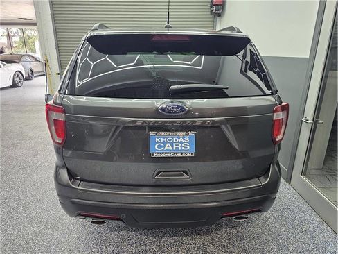 Used 2018 Ford Explorer XLT w/ Equipment Group 202A FWD image 4
