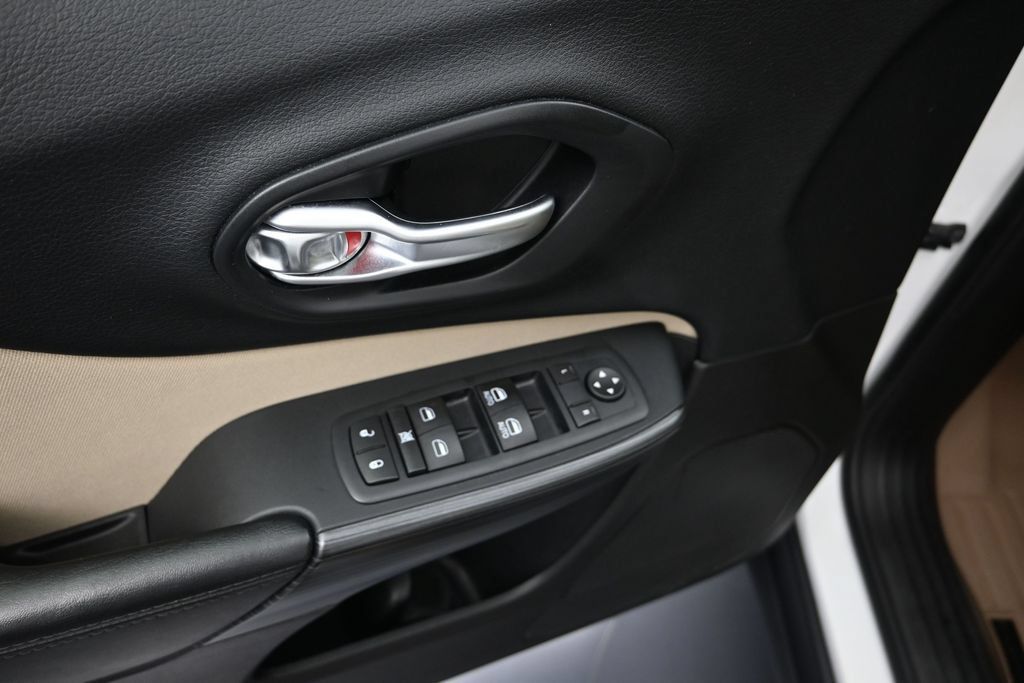 Used 2016 Jeep Cherokee Latitude FWD image 11