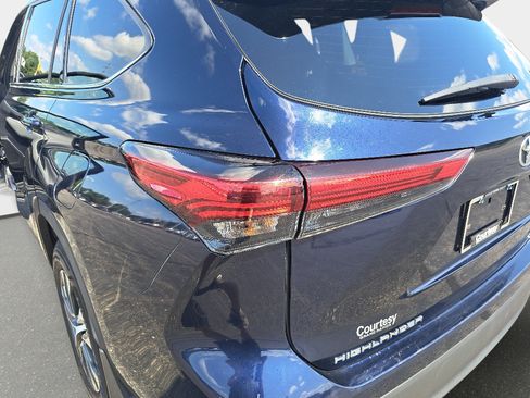 Used 2020 Toyota Highlander XLE AWD/4WD image 35