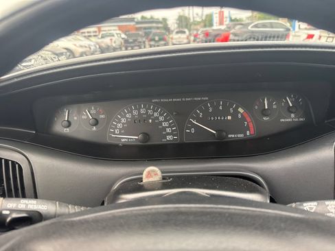 Used 1995 Buick Skylark Custom FWD image 16