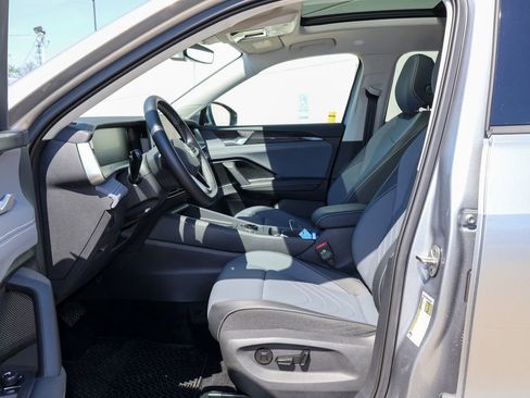 Used 2025 Volkswagen Tiguan SE image 12