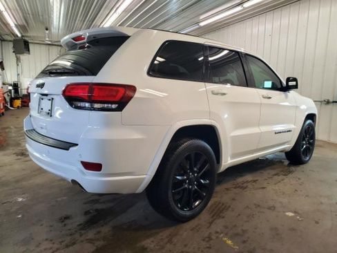 Used 2020 Jeep Grand Cherokee Altitude image 3
