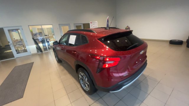 Used 2025 Chevrolet Trax LT w/ LT Convenience Package FWD image 8