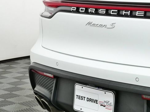 Certified 2023 Porsche Macan S AWD/4WD image 28