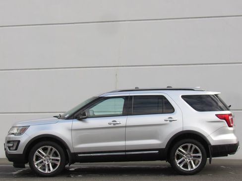 Used 2016 Ford Explorer XLT w/ Equipment Group 202A AWD/4WD image 4