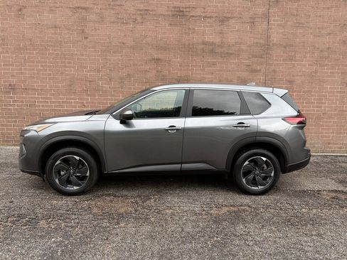 Used 2024 Nissan Rogue SV AWD/4WD image 2