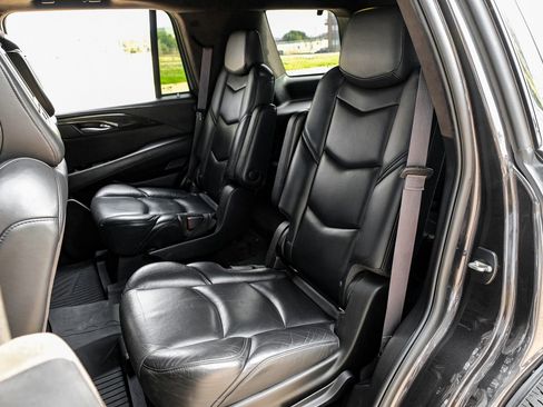 Used 2017 Cadillac Escalade Platinum image 34