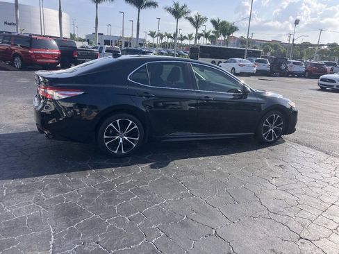 Used 2019 Toyota Camry SE FWD image 3