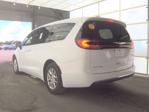 Used 2023 Chrysler Pacifica Touring FWD image 8
