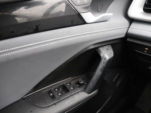 Used 2025 Volkswagen Tiguan SE w/ Panoramic Sunroof Package image 24