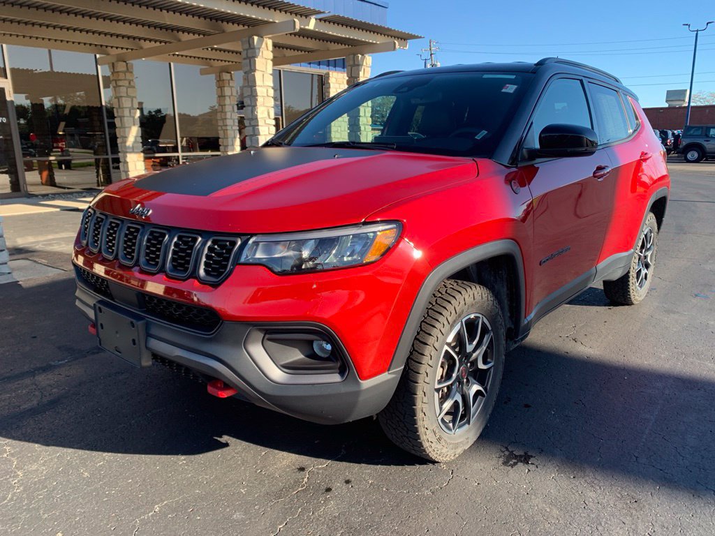 Used 2025 Jeep Compass Trailhawk AWD/4WD image 7