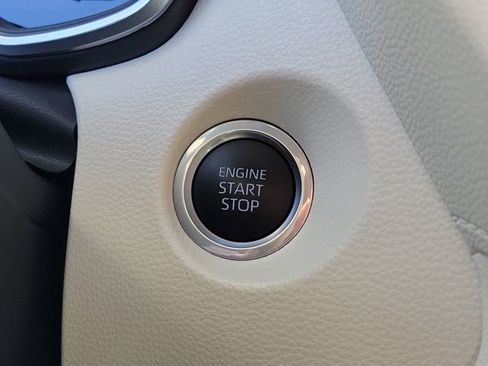 Used 2022 Toyota Corolla Cross XLE image 34