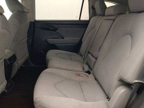 Used 2021 Toyota Highlander LE FWD image 18