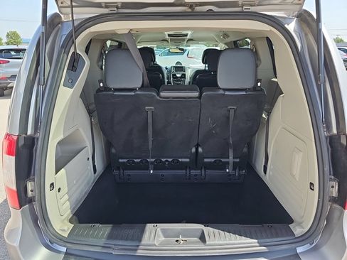 Used 2014 Chrysler Town & Country Touring FWD image 20