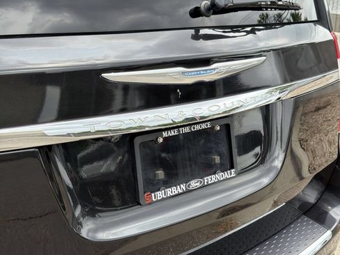 Used 2016 Chrysler Town & Country Touring-L w/ Driver Convenience Group FWD image 14