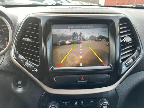 Used 2017 Jeep Cherokee Latitude w/ Comfort/Convenience Group image 20