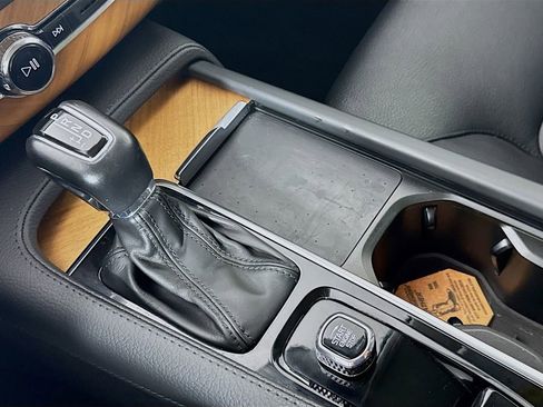 Used 2022 Volvo XC90 T6 Momentum w/ Advanced Package image 19