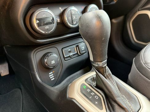 Used 2016 Jeep Renegade Limited image 23