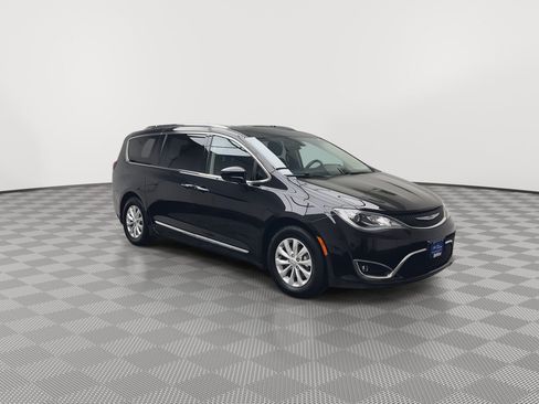 Used 2019 Chrysler Pacifica Touring-L FWD image 32