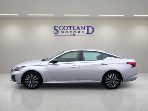 Used 2025 Nissan Altima 2.5 SV image 1