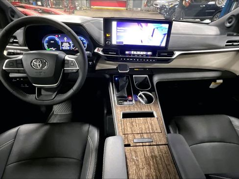 New 2025 Toyota Sienna Limited image 5