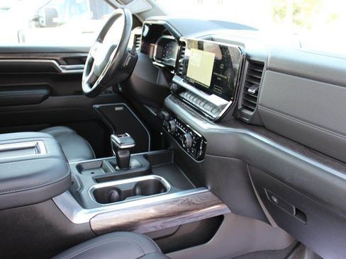 Used 2022 Chevrolet Silverado 1500 LTZ w/ Technology Package AWD/4WD image 18
