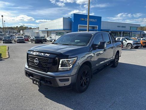 Used 2024 Nissan Titan SV image 3
