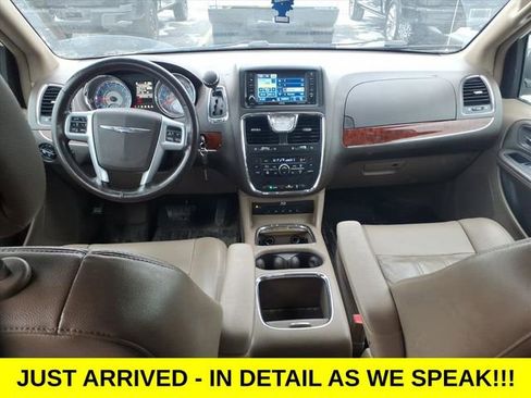 Used 2014 Chrysler Town & Country Touring-L w/ Driver Convenience Group image 14