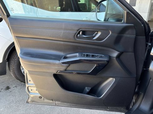 Used 2025 Nissan Pathfinder SV FWD image 15